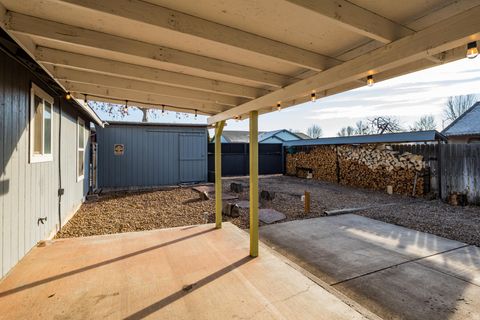 Tiny photo for 692 NE Fieldstone Lane, Prineville, OR 97754 (MLS # 220212950)