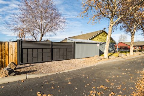 Tiny photo for 692 NE Fieldstone Lane, Prineville, OR 97754 (MLS # 220212950)
