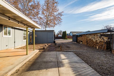 Tiny photo for 692 NE Fieldstone Lane, Prineville, OR 97754 (MLS # 220212950)