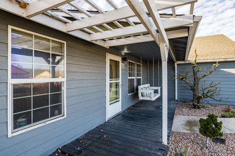 Tiny photo for 692 NE Fieldstone Lane, Prineville, OR 97754 (MLS # 220212950)