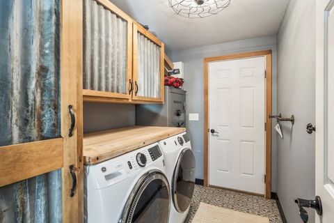 Tiny photo for 692 NE Fieldstone Lane, Prineville, OR 97754 (MLS # 220212950)