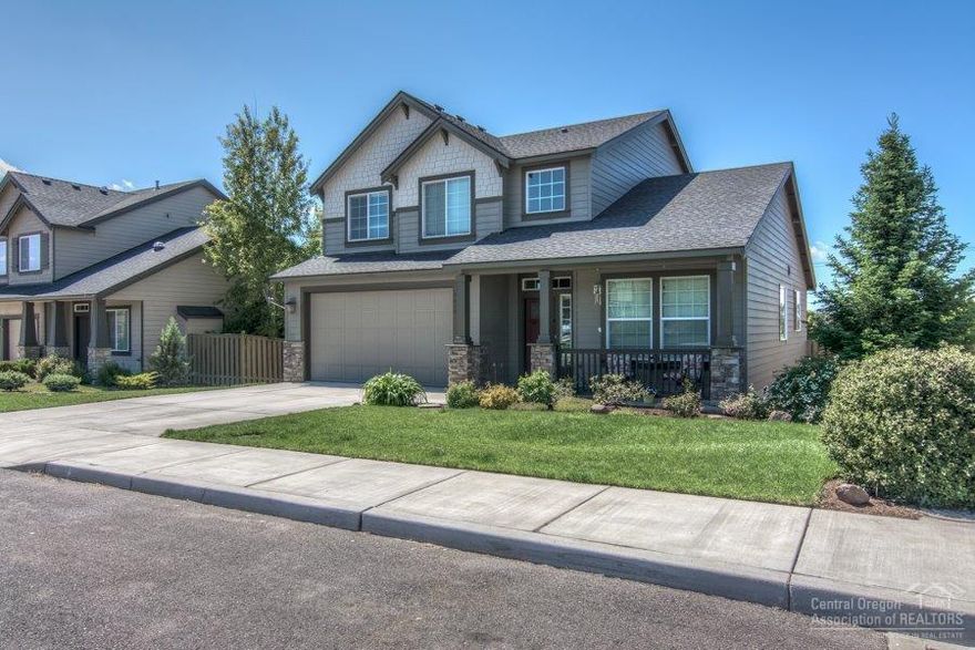 Fabulous home located in Summit Crest, Redmond's premier neighborhood of larger lots, community park w/play structure & covered picnic area. 3 bed, 2-1/2 bath, newer interior paint, new kitchen flooring, granite countertops, island, dining area, family room with gas fireplace, formal dining room and living room. Large master suite with double doors, double sink tiled vanity and soaking tub, 2 comfortable guest rooms, back deck & large landscaped yard with Cascade Mountain & Pasture Views.