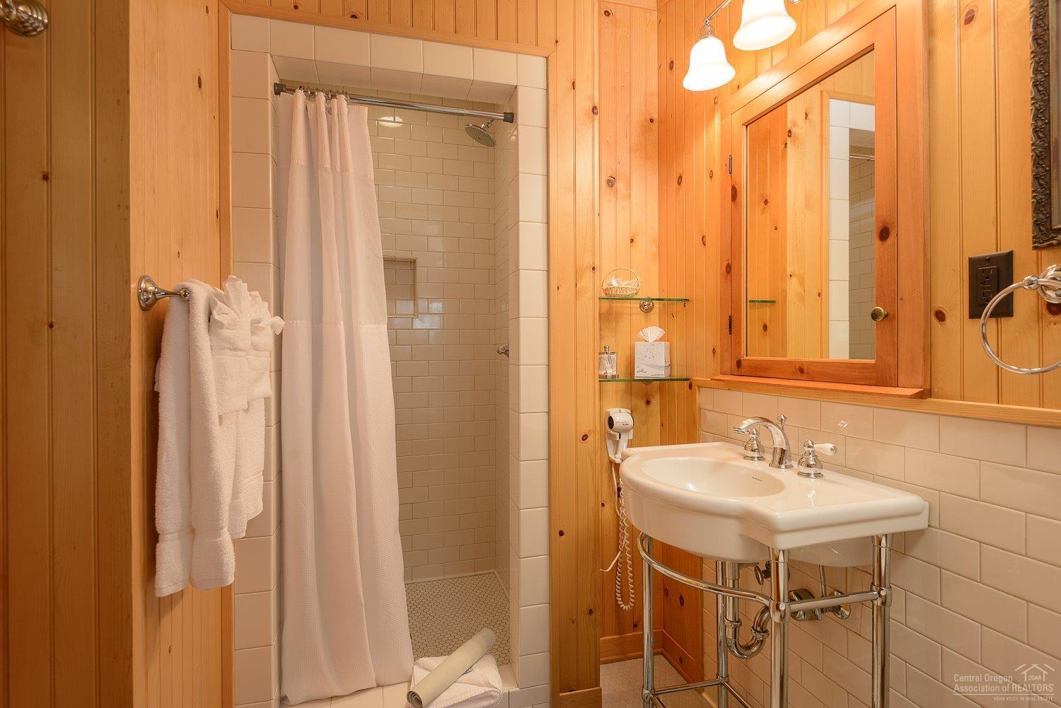 Lake Creek Lodge - Residential