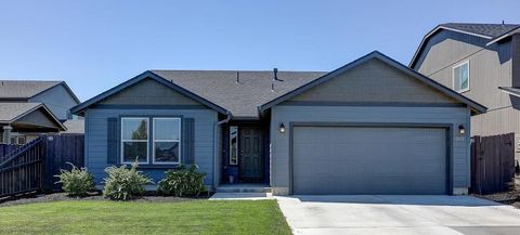 Photo of 2412 NW Ivy Avenue, Redmond, OR 97756 (MLS # 220214395)