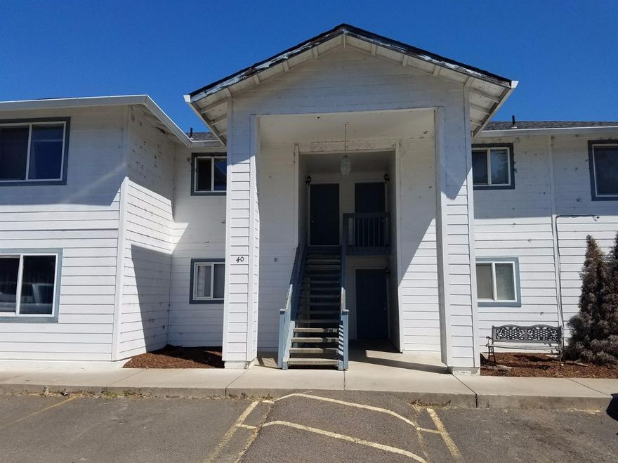 This upper level unit is perfect for the person who wants to enjoy life with very little upkeep. Offers Spectacular views of the mountains all while being close to the wonderful Rogue River. Association dues $198.00 per month which covers water, sewer, trash, common area maintenance, Common area insurance, exterior paint, roofing and pool maintenance.