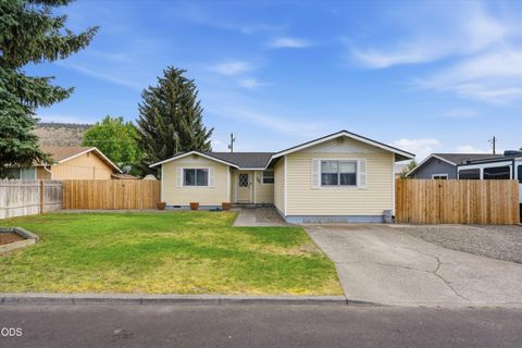 Photo of 1242 SE 8th Street, Prineville, OR 97754 (MLS # 220225376)