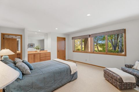 Tiny photo for 56947 Vista Lane #9, Sunriver, OR 97707 (MLS # 220223022)