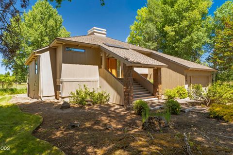 Tiny photo for 56947 Vista Lane #9, Sunriver, OR 97707 (MLS # 220223022)