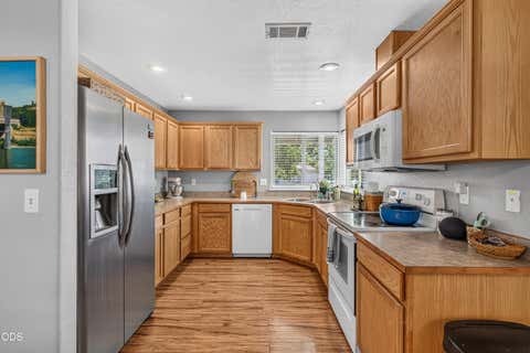 Tiny photo for 2065 Cheshire Way, Medford, OR 97501 (MLS # 220227061)