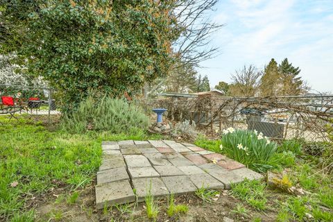 Tiny photo for 2001 Jubilant Avenue, Medford, OR 97504 (MLS # 220217266)