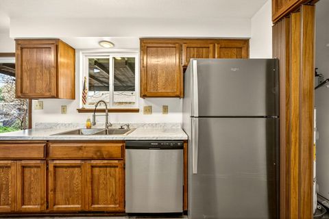 Tiny photo for 2001 Jubilant Avenue, Medford, OR 97504 (MLS # 220217266)