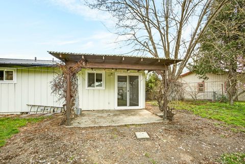 Tiny photo for 2001 Jubilant Avenue, Medford, OR 97504 (MLS # 220217266)