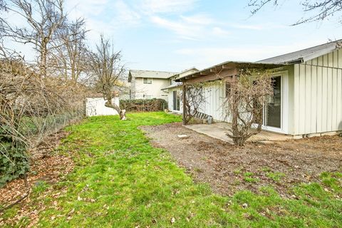 Tiny photo for 2001 Jubilant Avenue, Medford, OR 97504 (MLS # 220217266)