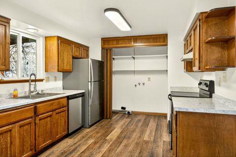 Tiny photo for 2001 Jubilant Avenue, Medford, OR 97504 (MLS # 220217266)