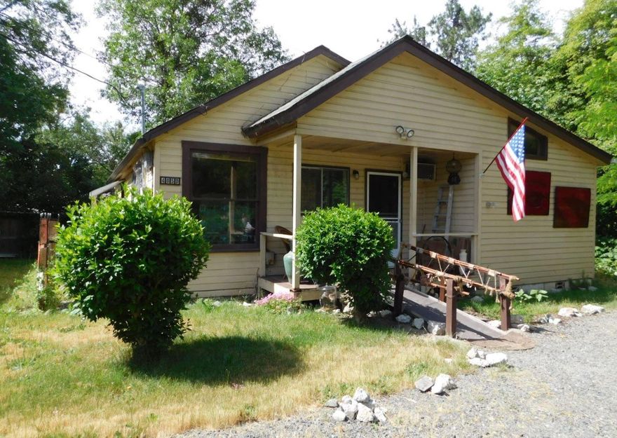 A 2 bedroom, 2 bath cottage with 1083 sf. Sits along side Gilbert Creek. This home is a fixer and will need to be a Cash sale. Spacious living room and an attached laundry area. Sitting on .13 of an acre with off street parking. Located in SW Grants Pass and close to schools and shopping.