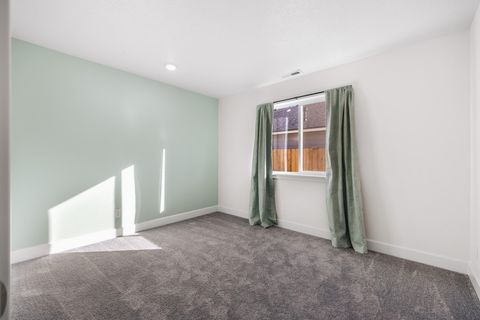 Tiny photo for 3537 NW 10th Place, Redmond, OR 97756 (MLS # 220215681)