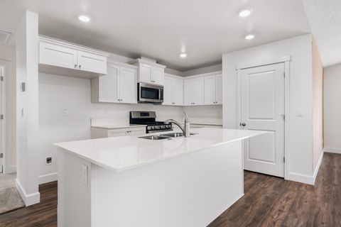 Tiny photo for 3537 NW 10th Place, Redmond, OR 97756 (MLS # 220215681)