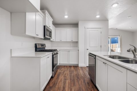 Tiny photo for 3537 NW 10th Place, Redmond, OR 97756 (MLS # 220215681)