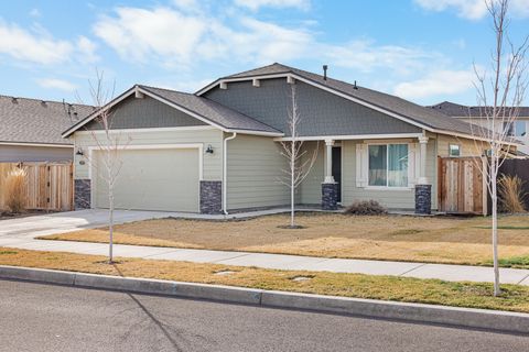 Photo of 3537 NW 10th Place, Redmond, OR 97756 (MLS # 220215681)