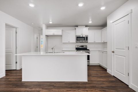 Tiny photo for 3537 NW 10th Place, Redmond, OR 97756 (MLS # 220215681)