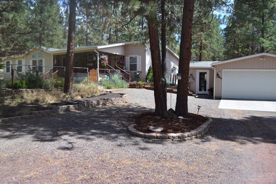 Sno Cap Vista Fleetwood manufactured home on 1.37 acre lot. Fenced & landscaped with gardens. Spacious covered front porch, 3 bedrooms, 2 bathrooms, open concept design with master bedroom with soaking tub, living room, family room, and roomy kitchen with all new appliances. 2 car garage with attached hobby room, RV hookup. Established quiet neighborhood.