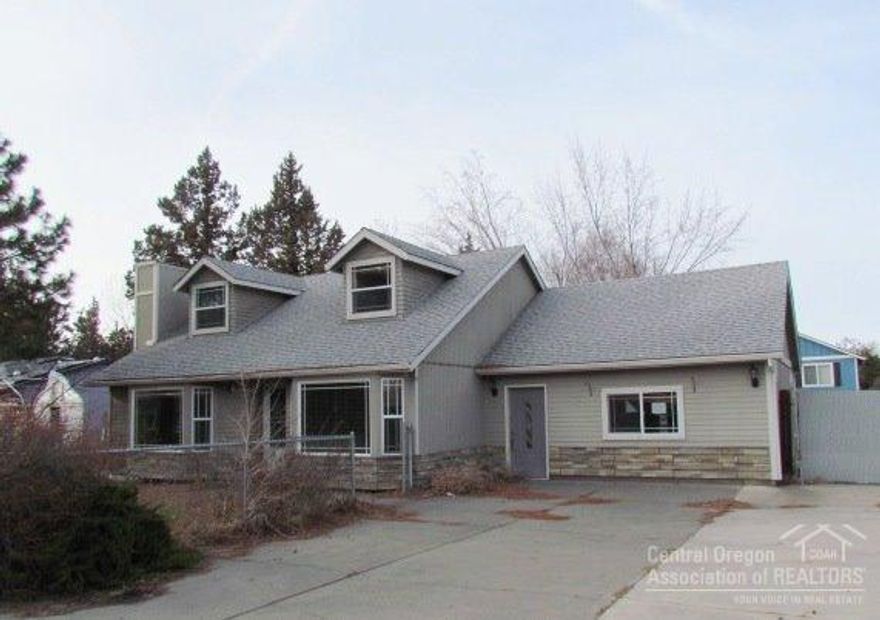 A great location and hard to find four bedrooms with a master suite on the main level! Laminate flooring with some tiled areas, large fenced back yard with extensive RV parking area too! Square footage does not include covered garage living area.