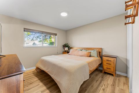 Tiny photo for 922 SW Spruce Street, Grants Pass, OR 97526 (MLS # 220219605)