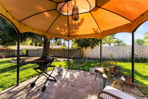 Tiny photo for 922 SW Spruce Street, Grants Pass, OR 97526 (MLS # 220219605)