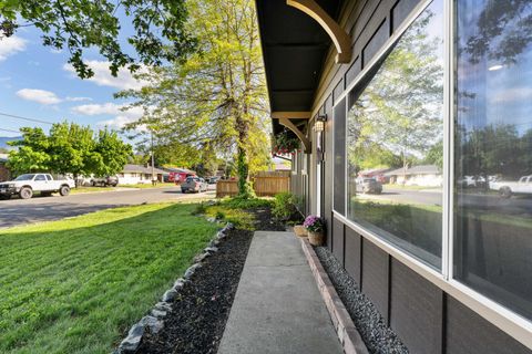 Tiny photo for 922 SW Spruce Street, Grants Pass, OR 97526 (MLS # 220219605)
