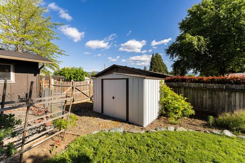 Tiny photo for 922 SW Spruce Street, Grants Pass, OR 97526 (MLS # 220219605)