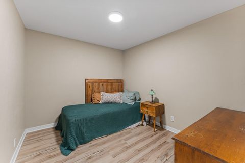 Tiny photo for 922 SW Spruce Street, Grants Pass, OR 97526 (MLS # 220219605)