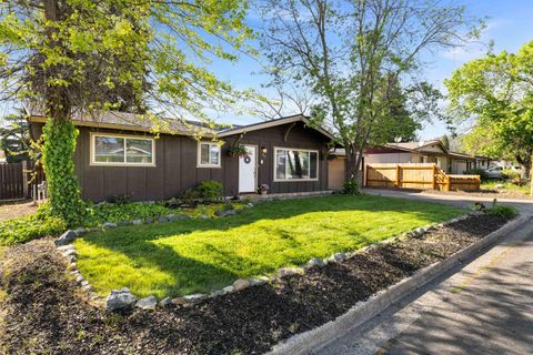 Photo of 922 SW Spruce Street, Grants Pass, OR 97526 (MLS # 220219605)