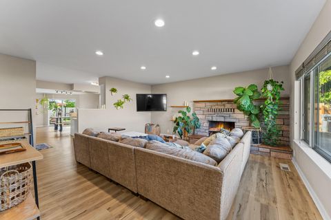 Tiny photo for 922 SW Spruce Street, Grants Pass, OR 97526 (MLS # 220219605)