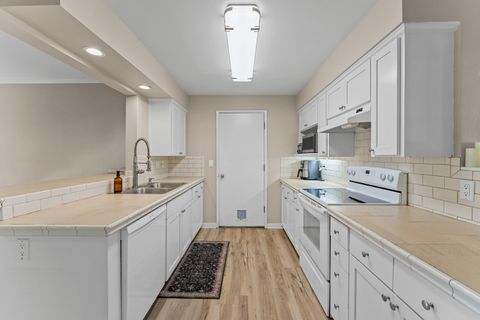 Tiny photo for 922 SW Spruce Street, Grants Pass, OR 97526 (MLS # 220219605)