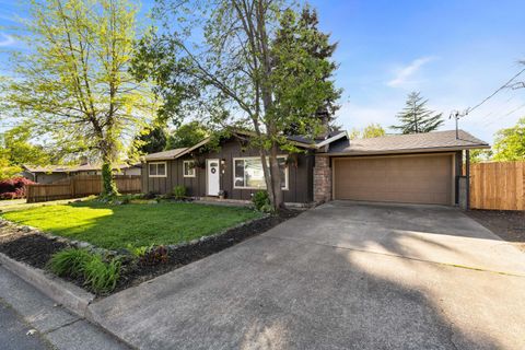 Tiny photo for 922 SW Spruce Street, Grants Pass, OR 97526 (MLS # 220219605)