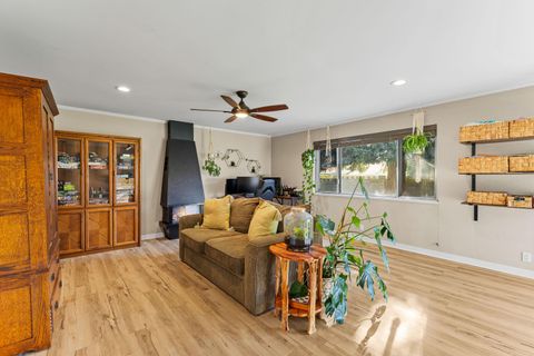 Tiny photo for 922 SW Spruce Street, Grants Pass, OR 97526 (MLS # 220219605)