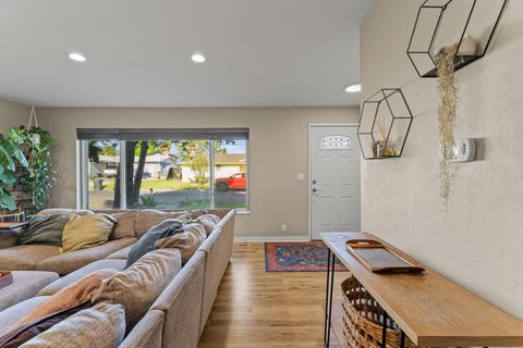 Tiny photo for 922 SW Spruce Street, Grants Pass, OR 97526 (MLS # 220219605)