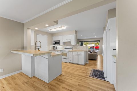 Tiny photo for 922 SW Spruce Street, Grants Pass, OR 97526 (MLS # 220219605)