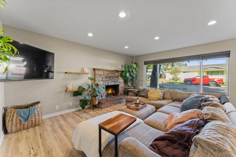 Tiny photo for 922 SW Spruce Street, Grants Pass, OR 97526 (MLS # 220219605)