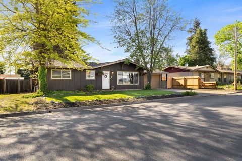 Tiny photo for 922 SW Spruce Street, Grants Pass, OR 97526 (MLS # 220219605)