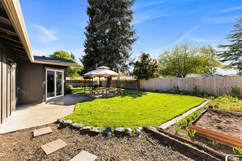 Tiny photo for 922 SW Spruce Street, Grants Pass, OR 97526 (MLS # 220219605)