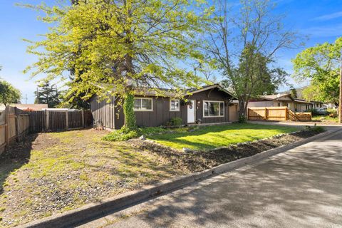 Tiny photo for 922 SW Spruce Street, Grants Pass, OR 97526 (MLS # 220219605)