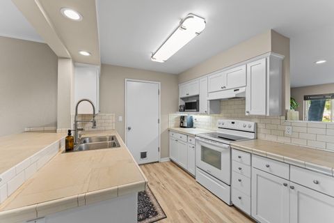 Tiny photo for 922 SW Spruce Street, Grants Pass, OR 97526 (MLS # 220219605)