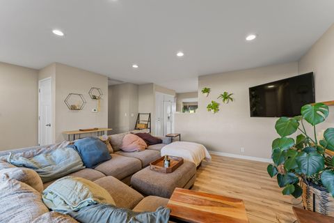 Tiny photo for 922 SW Spruce Street, Grants Pass, OR 97526 (MLS # 220219605)