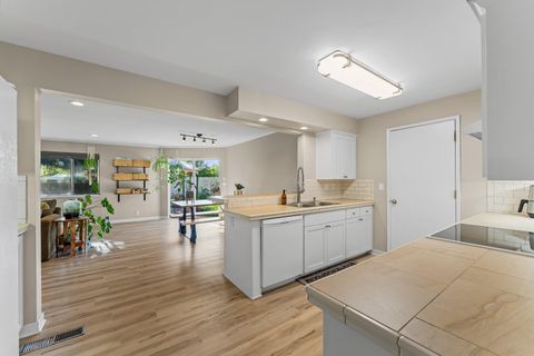 Tiny photo for 922 SW Spruce Street, Grants Pass, OR 97526 (MLS # 220219605)