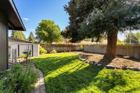 Tiny photo for 922 SW Spruce Street, Grants Pass, OR 97526 (MLS # 220219605)