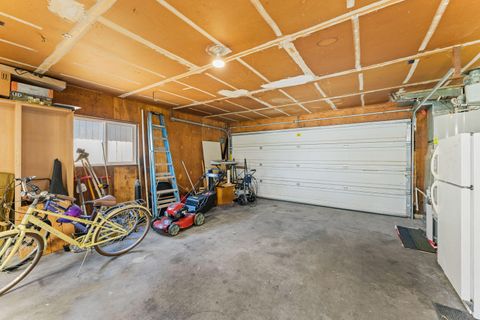 Tiny photo for 922 SW Spruce Street, Grants Pass, OR 97526 (MLS # 220219605)