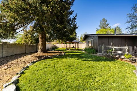 Tiny photo for 922 SW Spruce Street, Grants Pass, OR 97526 (MLS # 220219605)