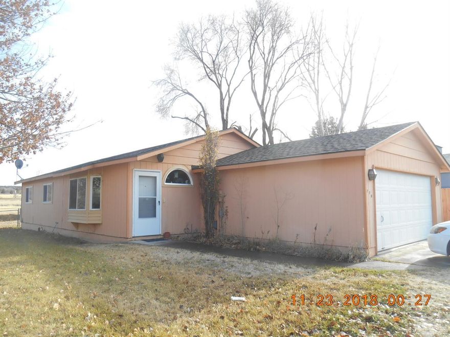 Great home with a very nice yard! And priced to sell! This home would be perfect for a first time home buyer who's not trying to break the bank! With 3 bedrooms, 2 baths and 1288 SQ FT this is a great house don't miss out!!