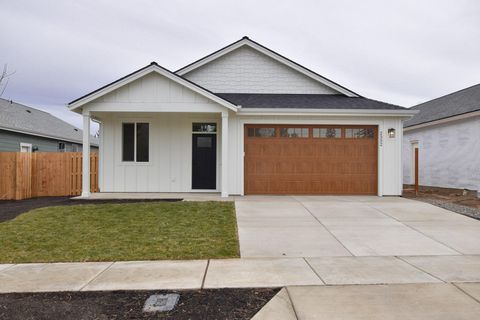 Photo of 2352 SW 25th Street, Redmond, OR 97756 (MLS # 220214382)